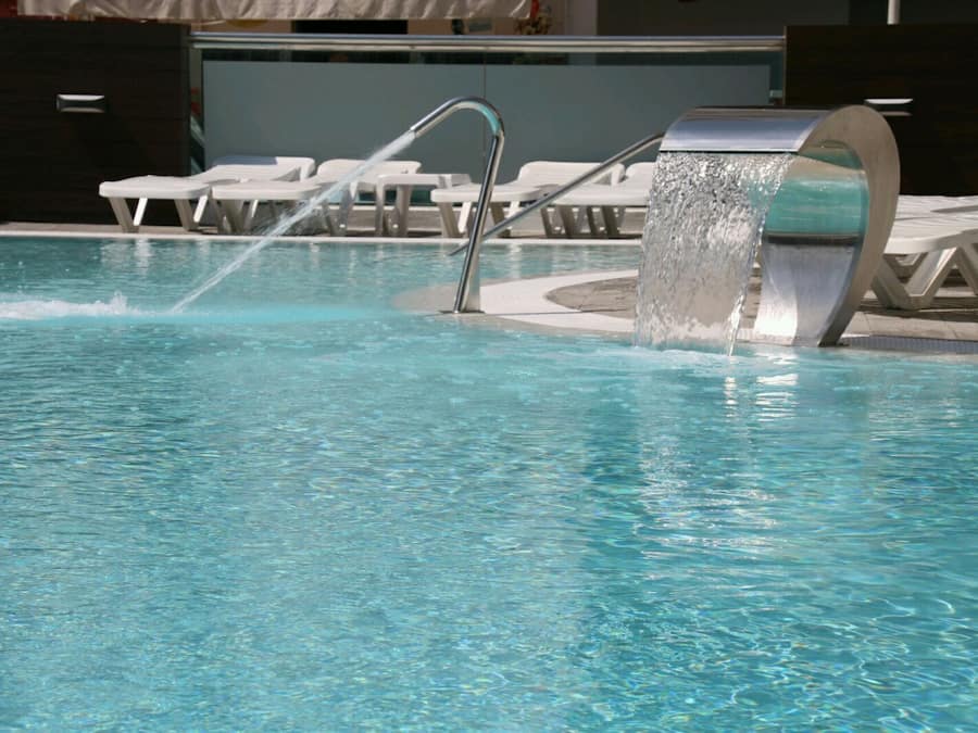 Piscina all'aperto, lettini