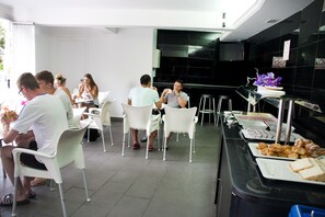 بوفيه فطور يوميًا بتكلفة قدرها (10 EUR للشخص)