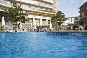 حمّام سباحة خارجي، مظلات على حمّام السباحة، مقاعد للتشمس