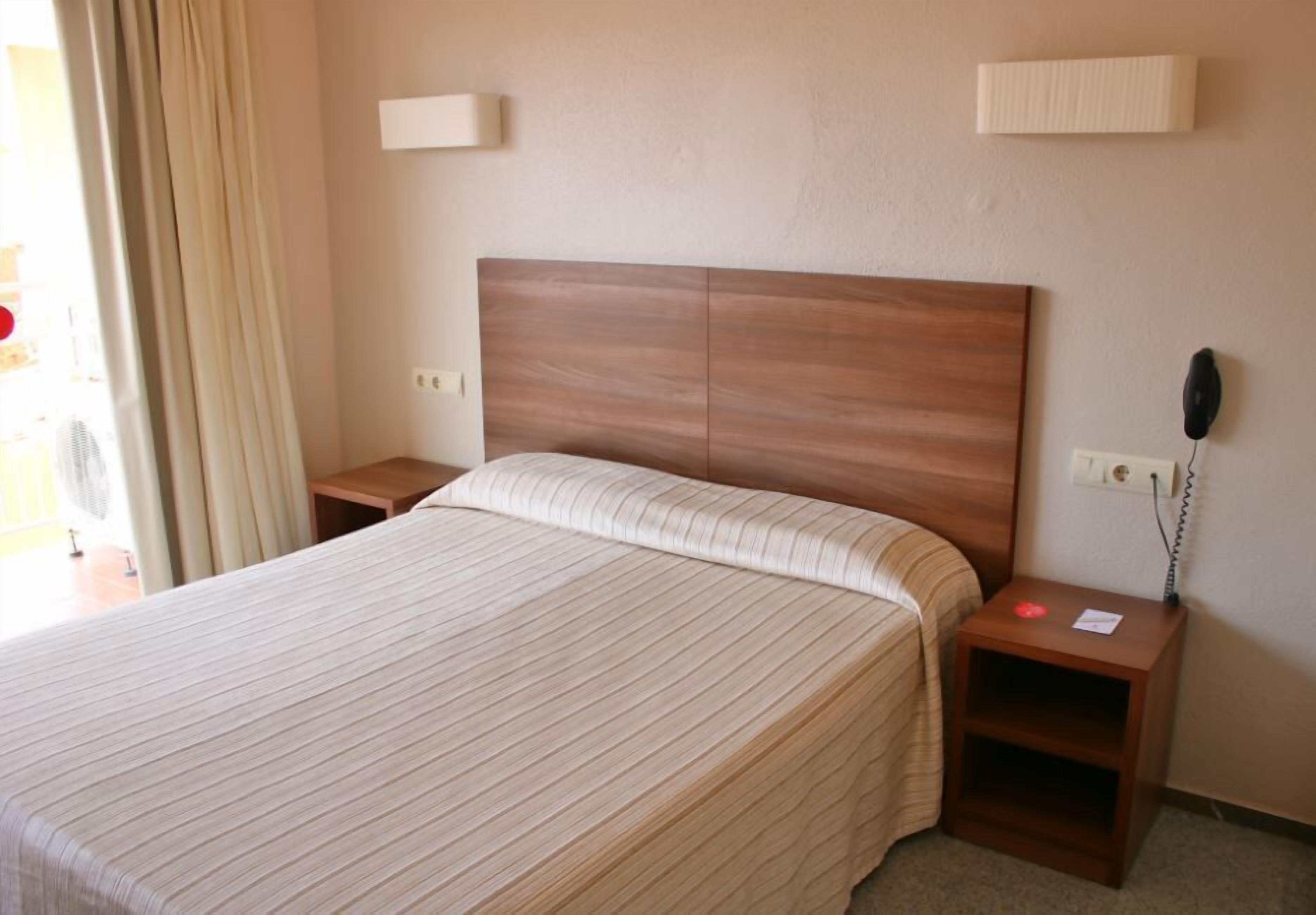 WiFi (free), bed sheets