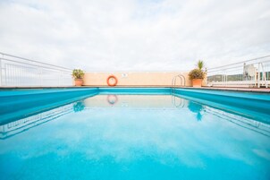 Una piscina al aire libre de temporada, una piscina en la azotea