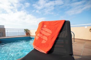 Una piscina al aire libre de temporada, una piscina en la azotea