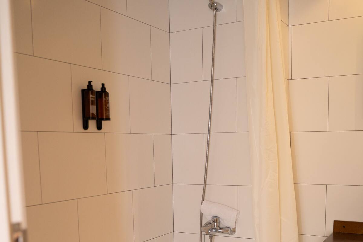 Une salle de bain avec une baignoire, une douche et des toilettes.