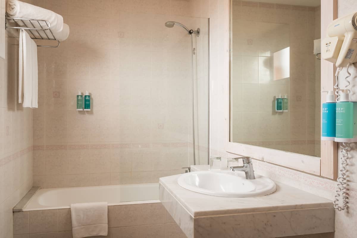 deep-soaking bathtub, eco-friendly toiletries, bidet, towels