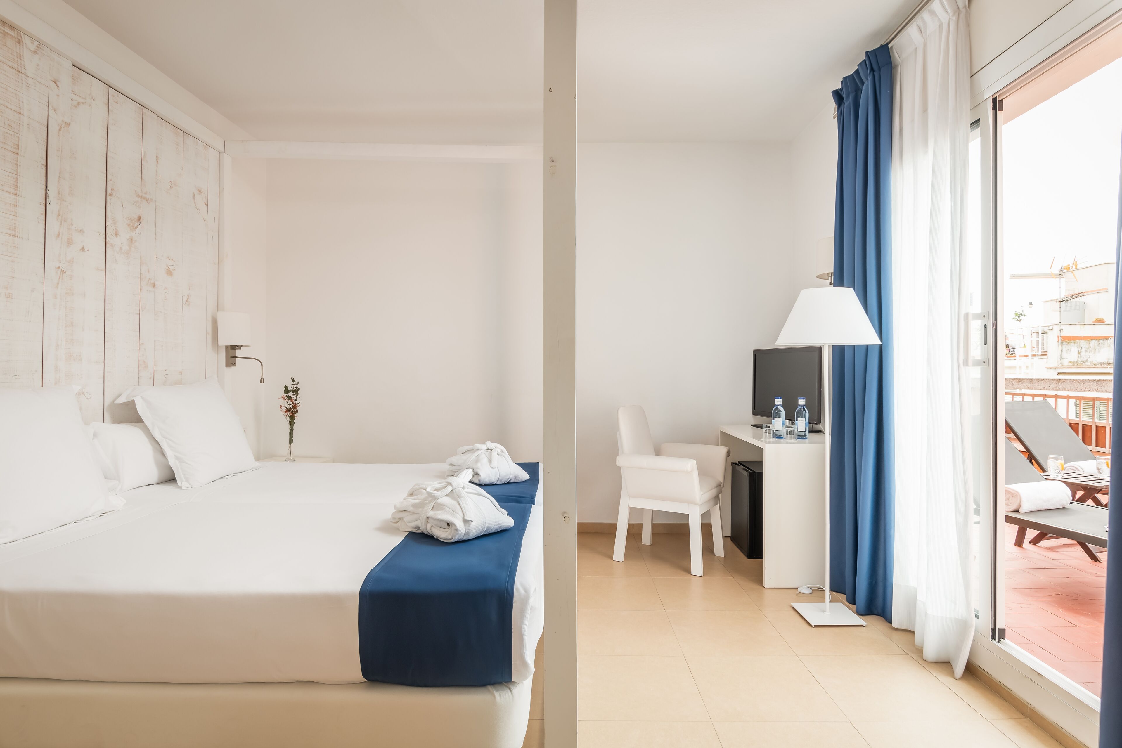 Een minibar, een kluis op de kamer, een bureau, verduisterende gordijnen