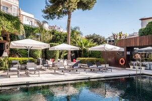 Piscine extérieure en saison