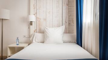 Standard Single Room | Minibar, in-room safe, desk, blackout drapes