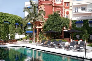 Piscine extérieure en saison