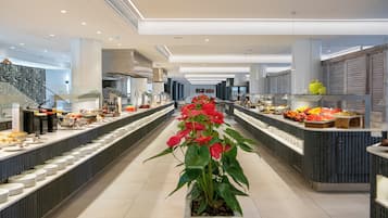Petit déjeuner, déjeuner et dßner servis sur place, vue sur la piscine