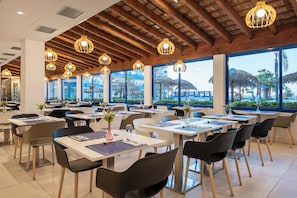 Petit déjeuner, déjeuner et dßner servis sur place, vue sur la piscine