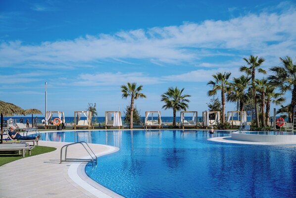 Piscine extérieure, parasols de plage, chaises longues