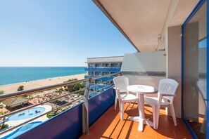 Minibar, espacio para trabajar con un portátil, cortinas opacas