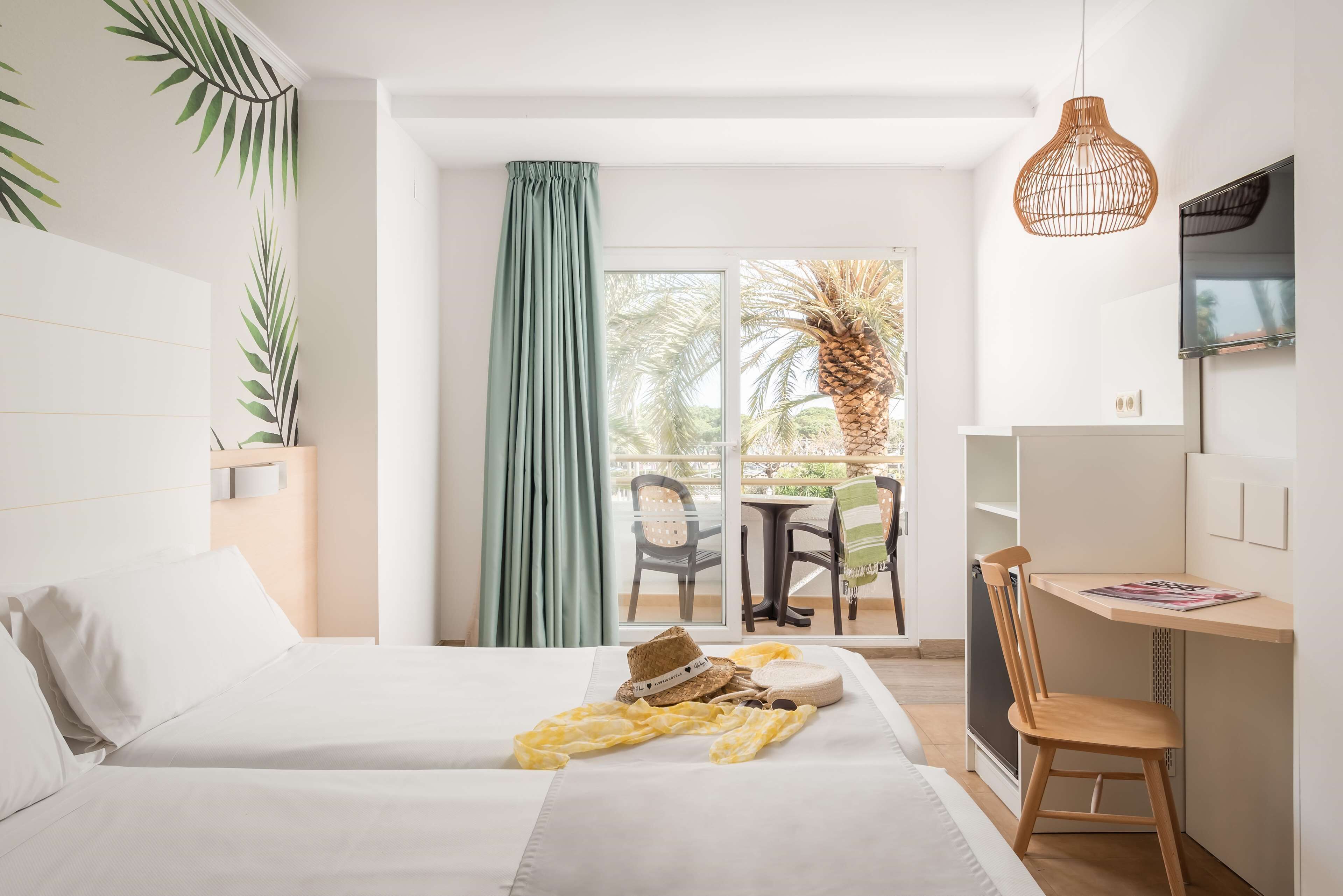 ミニバー、セーフティボックス (室内)、デスク、遮光カーテン