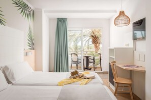 Minibar, coffres-forts dans les chambres, bureau, rideaux occultants