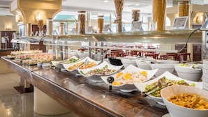 A buffet with various dishes and a sign for 'CENSALADAS SALADS'. - ALEGRIA Florida Park (Santa Susanna)