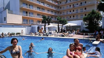 Utomhuspool, parasoller och solstolar
