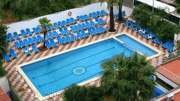 Hồ bơi ngoài trời, dù/ô trên bãi biển/hồ bơi, ghế dài tắm nắng