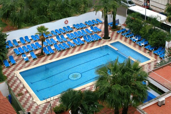 Outdoor pool, pool umbrellas, sun loungers