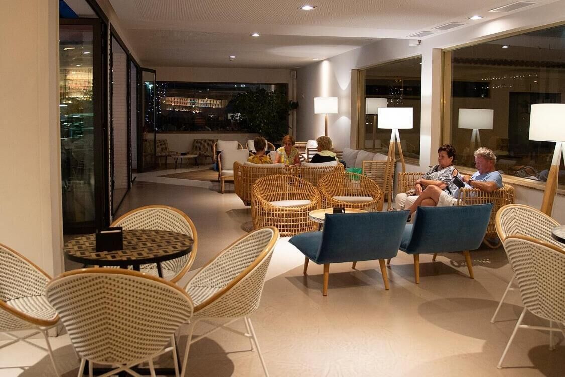 breakfast, lunch and dinner served