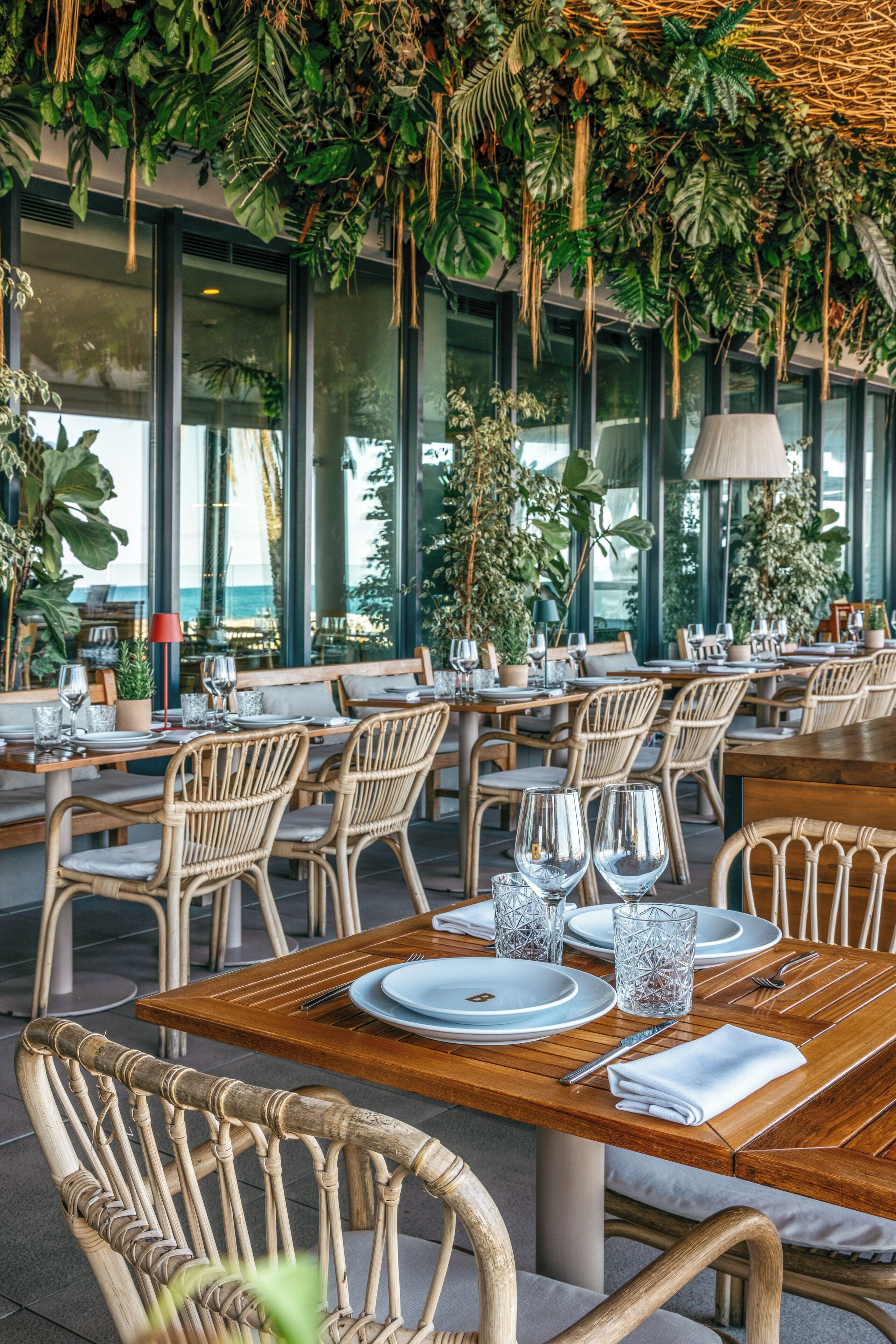 Makan tengah hari dihidangkan, masakan Mediterranean, berhadapan pantai 