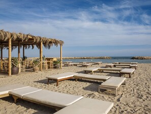 On the beach, sun loungers, beach umbrellas, beach towels - ME Sitges Terramar (Sitges)