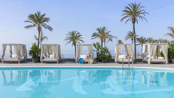 Piscine extérieure, parasols de plage, chaises longues
