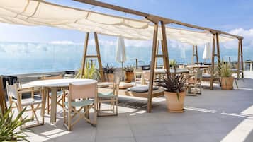 Bar junto a la piscina