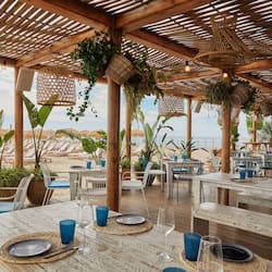 Déjeuner et dîner servis sur place, vue sur la plage