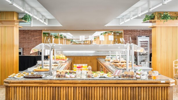 Un área de bufé con diversas opciones de comida y una estación de café.