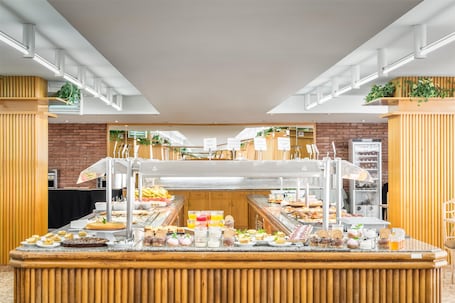 Se sirven desayunos, almuerzos y cenas. Hotel Cartago Nova by ALEGRIA