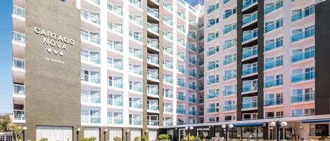 Piscine extérieure, parasols de plage, chaises longues