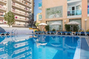 Piscine extérieure, parasols de plage, chaises longues
