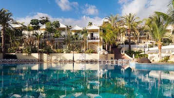 2 outdoor pools