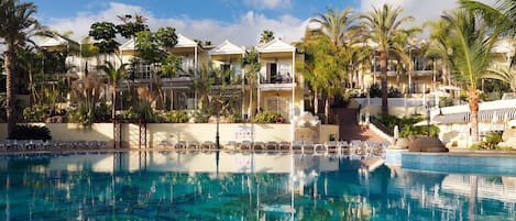 2 piscines extérieures