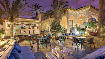 2 bares, pub gastronómico, salón en el lobby