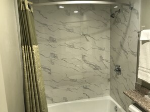Shower, free toiletries, hair dryer, towels - Hyland Motel Brea (Brea)