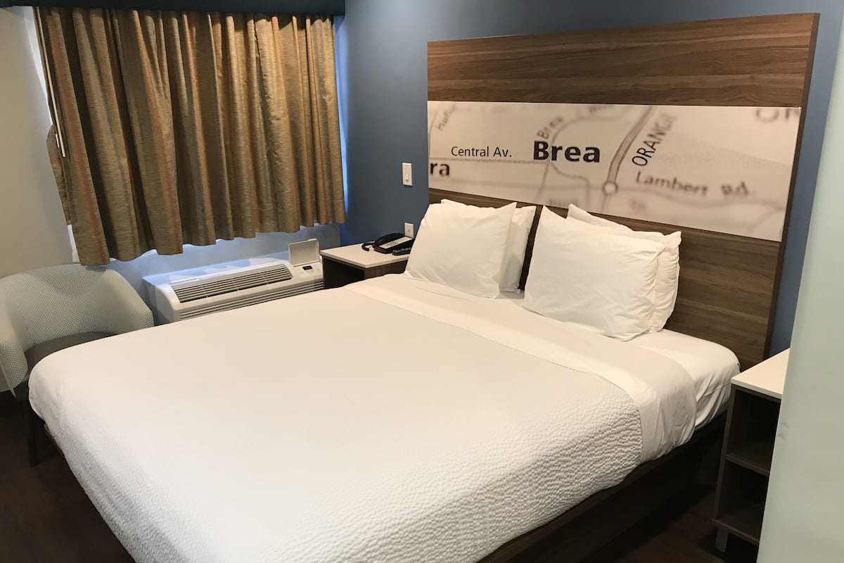 Peralatan tempat tidur premium, meja, langsir/tirai gelap terus
