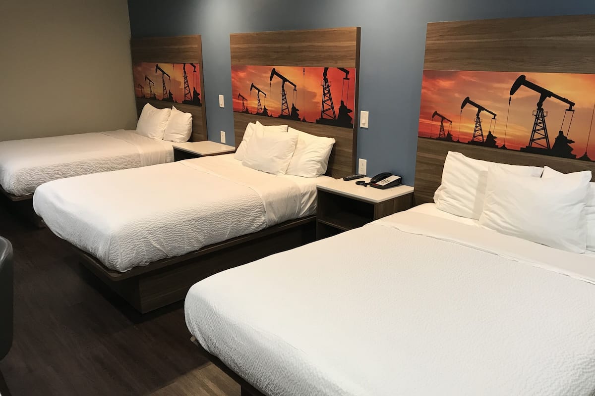 Room | Peralatan tempat tidur premium, meja, langsir/tirai gelap terus