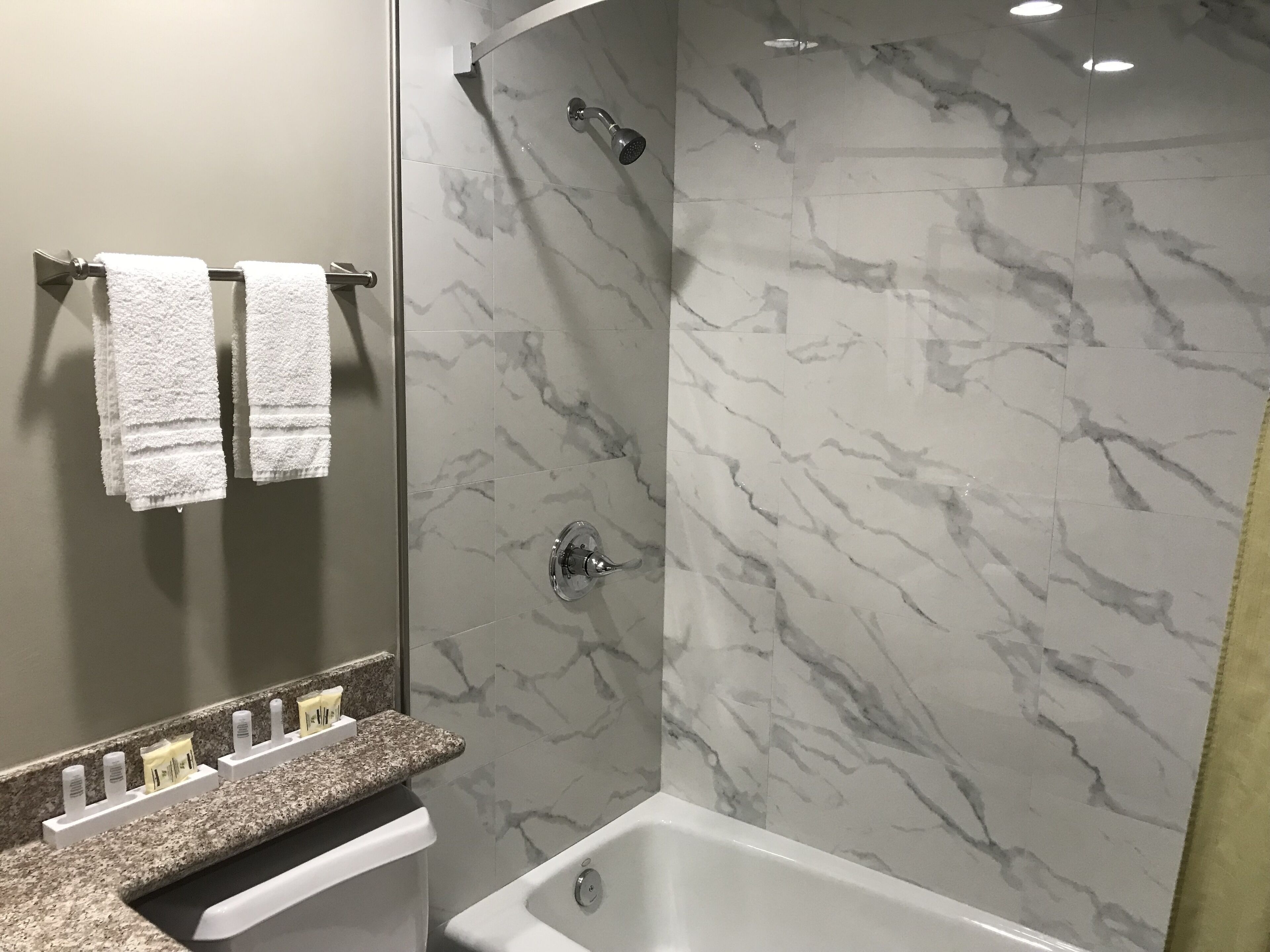 Regadera, amenidades de baño gratuitas, secadora de cabello, toallas 