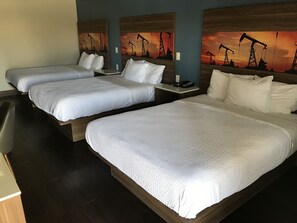 Premium bedding, desk, blackout drapes, iron/ironing board - Hyland Motel Brea (Brea)