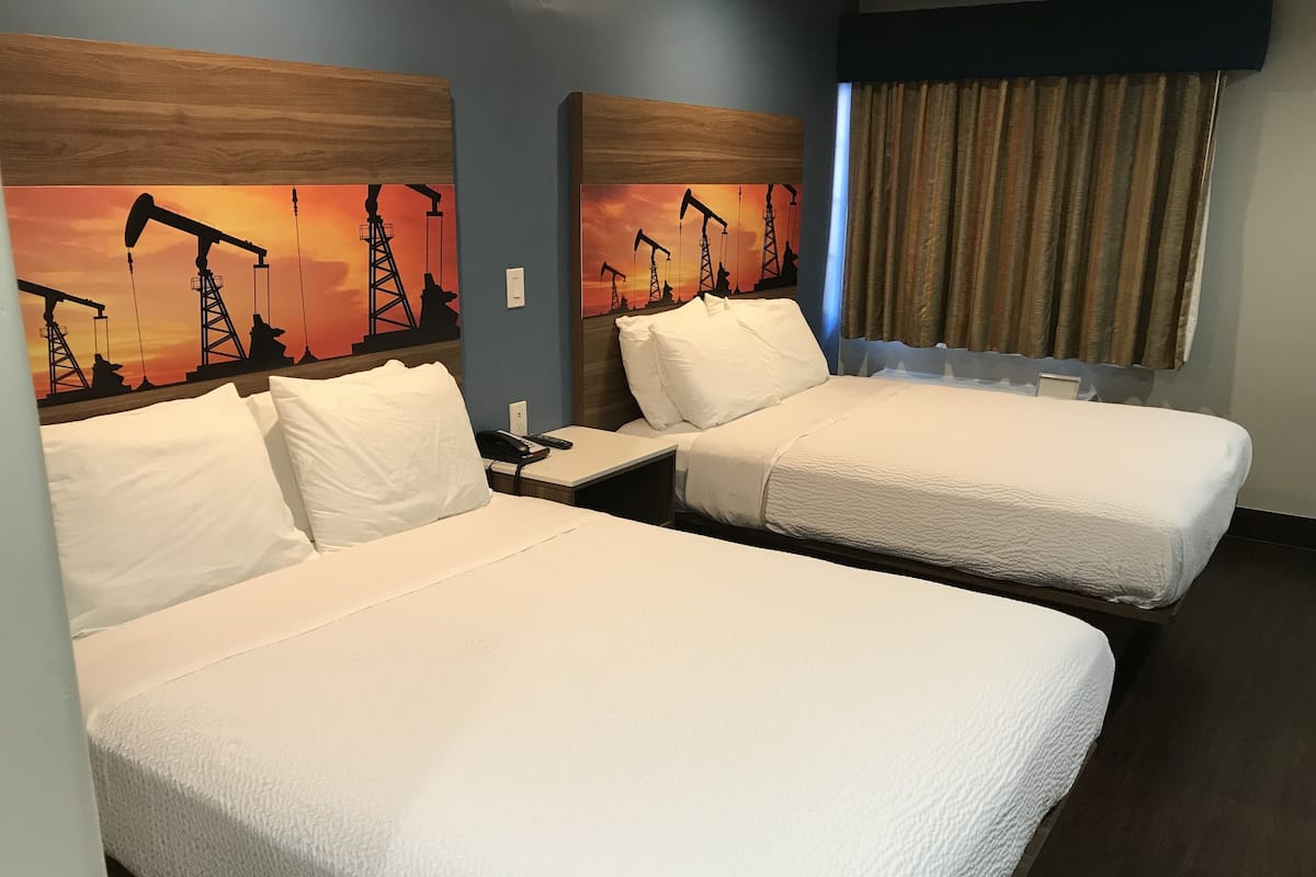 Room | Peralatan tempat tidur premium, meja, langsir/tirai gelap terus