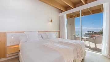 Suite Duplex, lateral sea view | Frette Italian sheets, down duvets, minibar, in-room safe