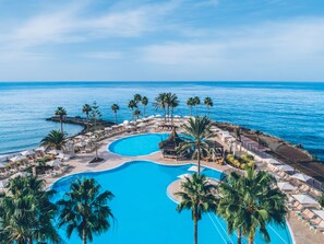 3 AuĂenpools, Sonnenschirme, LiegestĂŒhle