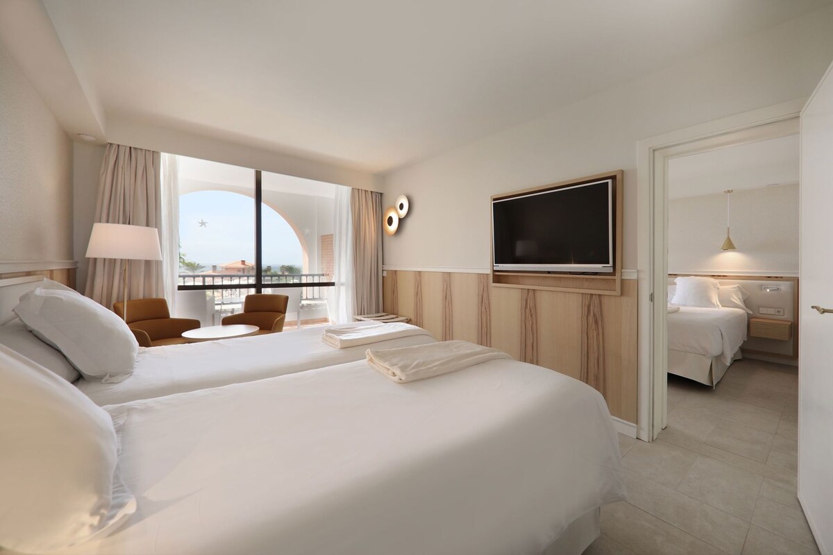 Frette Italian sheets, down comforters, minibar, in-room safe