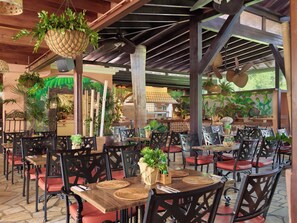2 restaurants; breakfast, lunch, and dinner served - GREEN GARDEN ECO RESORT & VILLAS (Arona)