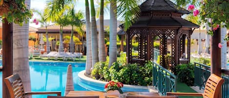 Poolside bar