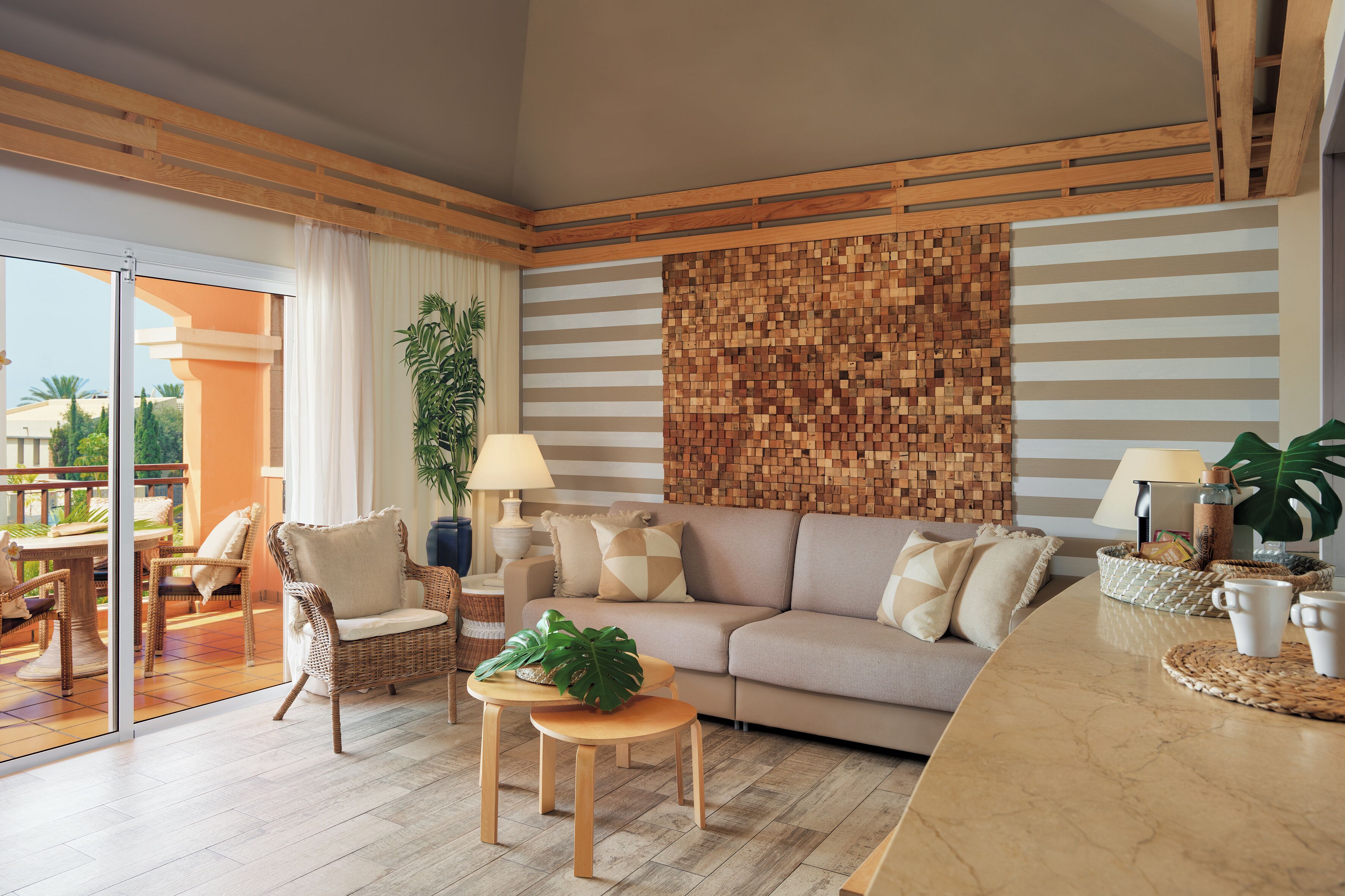 Una sala de estar moderna con un sofá, sillas, una mesita de centro y un panel de pared de madera.