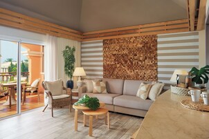 Una sala de estar moderna con un sofá, sillas, una mesita de centro y un panel de pared de madera.