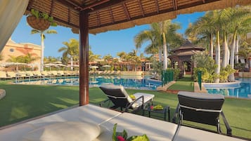 2 piscines extérieures, parasols de plage, chaises longues