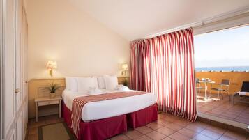 Superior kamer, terras | Donzen dekbedden, een kluis op de kamer, een bureau